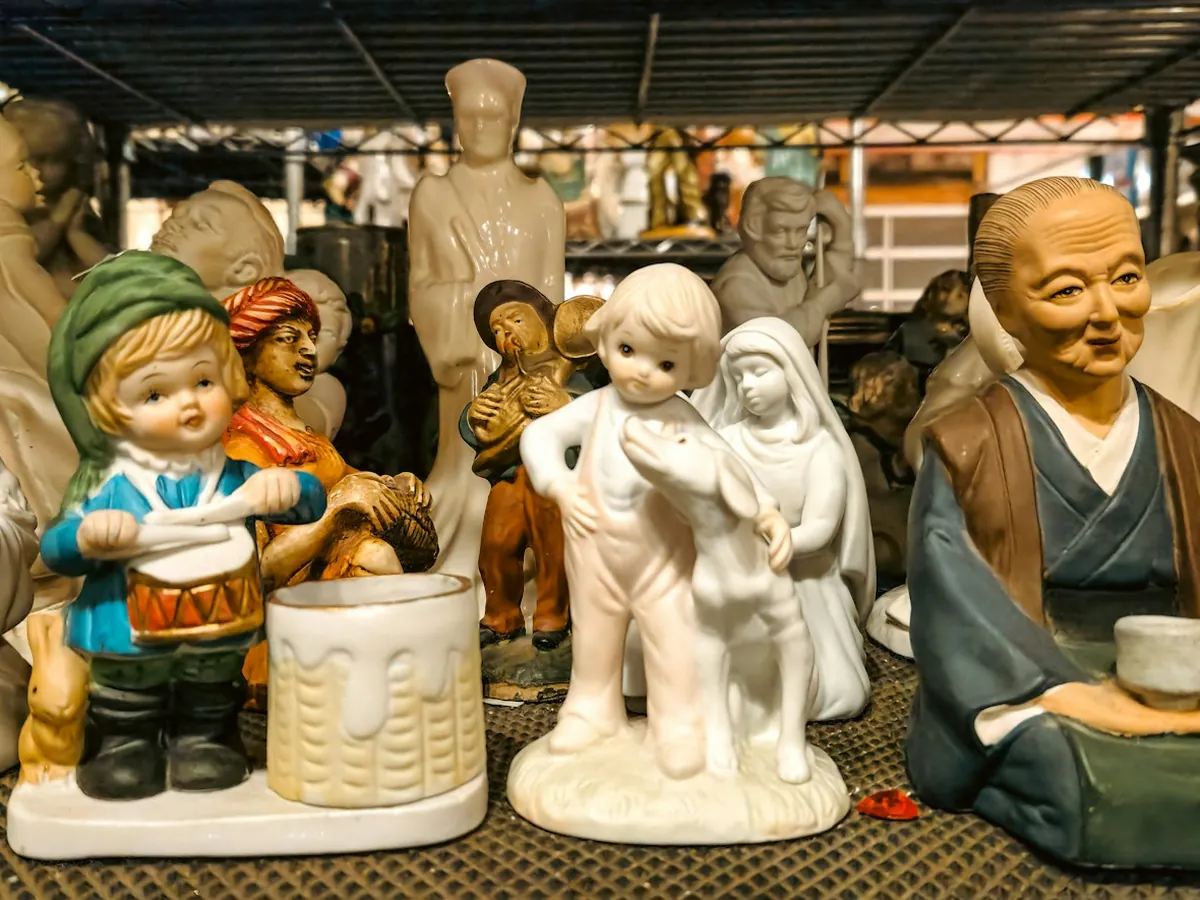 Showpieces, figurines & decor